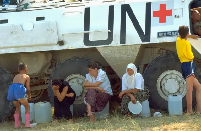 د سربرېنيڅا اوسېدونکي اړ شول چې د توزلا ښار ته وتښتي