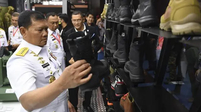 Kepala Staf Angkatan Laut (Kasal) Laksamana TNI Yudo Margono (kiri) mengamati sepatu taktis dalam pameran industri pertahanan Indo Defence 2022 Expo & Forum di Jakarta International Expo (JIExpo), Kemayoran, Jakarta Pusat, Rabu (2/11/2022).