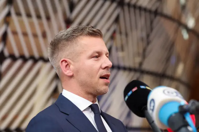Premier Węgier Peter Magyar rozmawia z mediami w dniu szczytu przywódców państw UE w Brukseli. 18 czerwca 2026 r. Źródło: Reuters / Laia Ros 