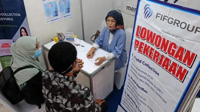 Sampai sekarang, kata Sekjen SBMI Bobi Anwar, informasi lowongan untuk pekerja migran didominasi oleh calo.