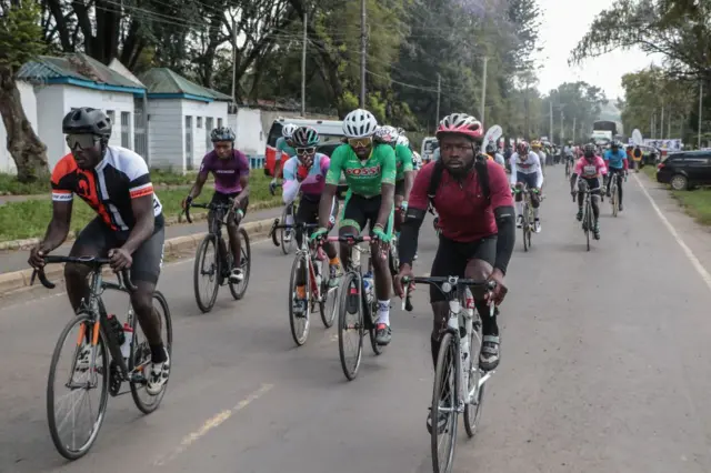 Des cyclistes participent à une compétition et à un parcours de sensibilisation à la sécurité lors de la commémoration mondiale de la Semaine de la sécurité routière. 