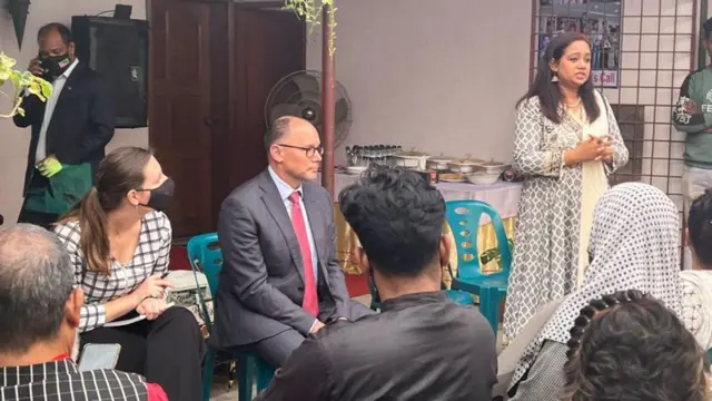 শাহীনবাগে নিখোঁজ বিএনপি নেতা সাজেদুল ইসলাম সুমনের বাড়িতে মার্কিন রাষ্ট্রদূত পরিবারের সদস্যদের কথা শোনেন।