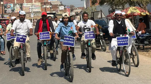 15 युवाओं ने गोरखपुर के चौरी-चौरा से वाराणसी तक करीब 1200 किलोमीटर की 'मनरेगा बचाओ यात्रा' साइकिल पर निकाली