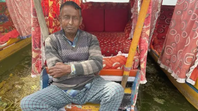 పర్యటకుల సంఖ్య మళ్లీ పెరుగుతోందని పడవను నడిపే గులాం నబీ చెప్పారు