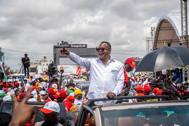 Candidat à la présidence pour le Parti congolais du travail (PCT) au pouvoir, Denis Sassou Nguesso entouré de ses partisans, à son arrivée à un rassemblement marquant le lancement de sa campagne électorale à Pointe-Noire, le 28 février 2026. 