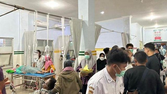Para korban keracunan gas PT SMGP saat dirawat di rumah sakit.