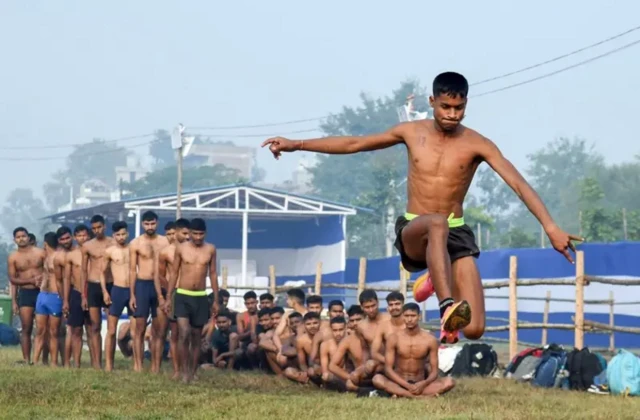 पूर्व अग्निवीरों को उम्र सीमा और फिजिकल टेस्ट में भी छूट मिलेगी. 