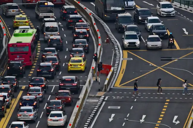 Mobil menjadi barang yang mewah di Singapura.