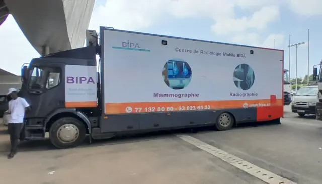 Un camion mobile de dépistage du cancer du sein sur le parking du stade Léopold Sédar Senghor de Dakar. 