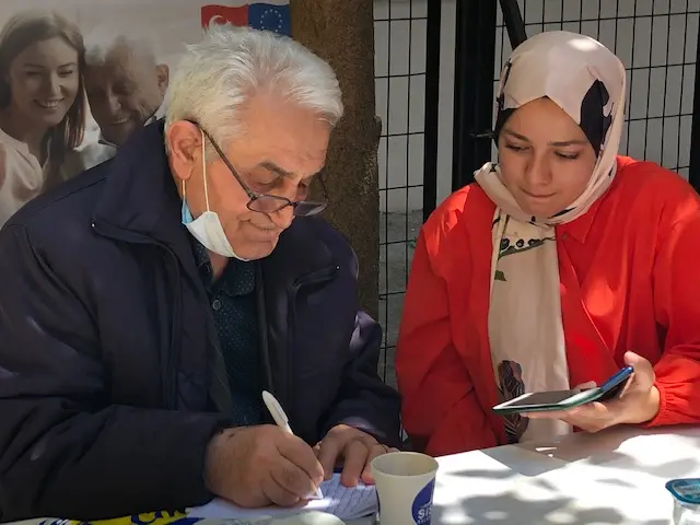 Akıllı telefon kullanan yaşlı adam
