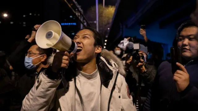 चीनमधील बीजिंग शहरात सध्या सुरू असलेली निदर्शनं