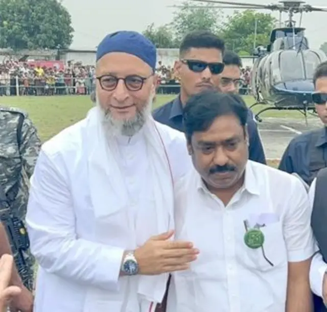 توصیف عالم (دائیں) اے آئی ایم آئی ایم کے رہنما اسد الدین اویسی کے ساتھ