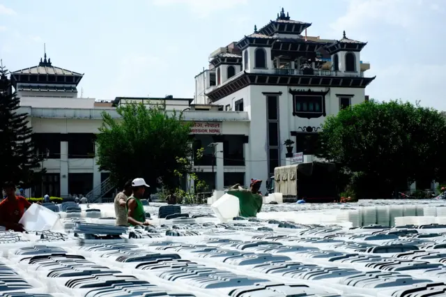 निर्वाचन आयोगको चौरमा मत बाकस मिलाउँदै कामदारहरू।