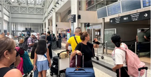 பெய்ரூட் விமான நிலையத்தில் குவிந்துள்ள வெளிநாட்டினர்