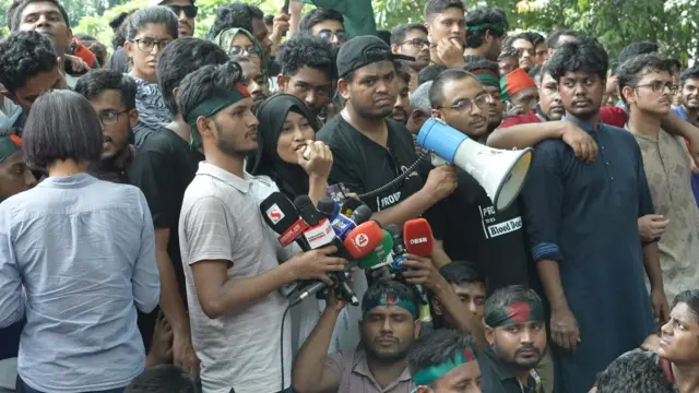 বিচারপতিদের পদত্যাগের দাবিতে সুপ্রিম কোর্টে বিক্ষোভ