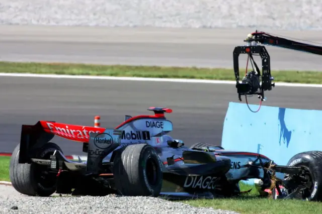 Fin pilot Kimi Raikkonen McLaren Mercedes 2006 yılında, F1 İstanbul GP'sinde üçüncü virajda bariyerlere çarparak yarış dışı kaldı
