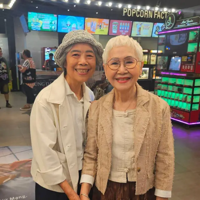Bà Usha Seamkhum chụp ảnh cùng người hâm mộ Việt Nam
