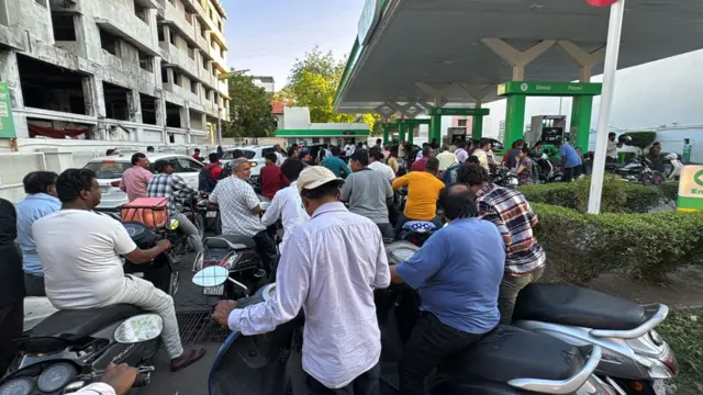 પેટ્રોલ પમ્પો પર લાઇનો, ગોપાલ ચુડાસમા, આઇઓસીએલ, એચપીસીએલ, રિલાયન્સ રિફાઇનરી, નયારા રિફાઇનરી, આઇઓસીએલ રિફાઇનરી, ગુજરાતમાં પેટ્રોલ ડીઝલની અછત, આવશ્યક ચીજવસ્તુ ધારો શું છે, બીબીસી ગુજરાતી 