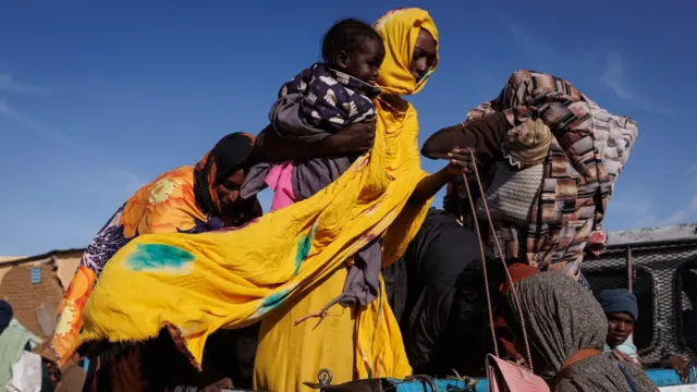 وصل لاجئون سودانيون حديثو الوصول إلى مركز توزيع مواد غذائية في مخيم أوري كاسوني للاجئين في 24 فبراير/شباط 2026 في أوري كاسوني، تشاد.