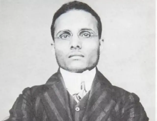 1910, மார்ச் 13 ஆம் தேதி விக்டோரியா நிலையத்தில் கைது செய்யப்பட்ட பிறகு எடுக்கப்பட்ட சாவர்க்கரின் படம்
