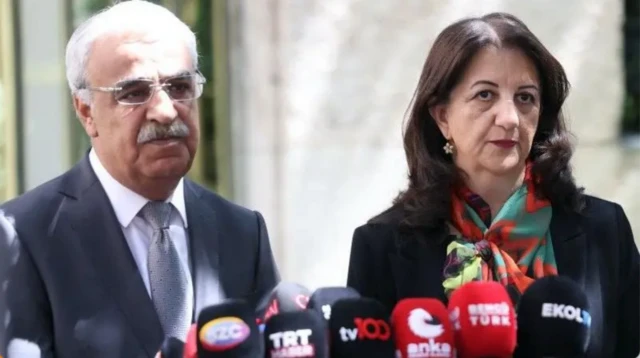 Mithat Sancar ve Pervin Buldan mikrofonlar önünde açıklama yapıyor