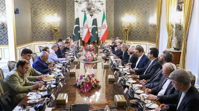 نشست مشترک شهباز شریف و پزشکیان در مجموعه سعدآباد