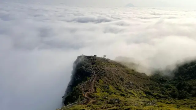 बादल र हुस्सुले छेकिएको पहाडी भेग 