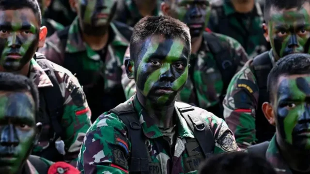 Seorang anggota TNI saat mengikuti pelatihan