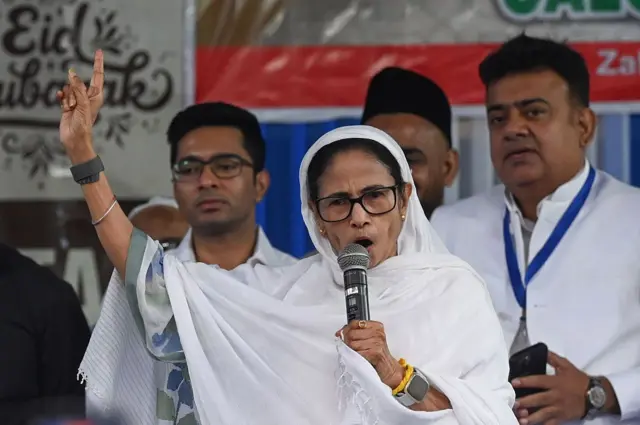 চলতি বছরের মার্চ মাসে রেড রোডে ঈদের অনুষ্ঠানে মমতা ব্যানার্জী ও অভিষেক ব্যানার্জী