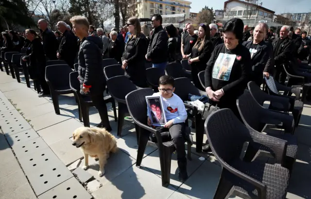 63 bele stolice na svakoj bela ruža i imena žrtava požara u Kočanima, tragedija u kočanima, tragedija u severnoj makedoniji, godišnjica tragedije u severnoj makedoniji