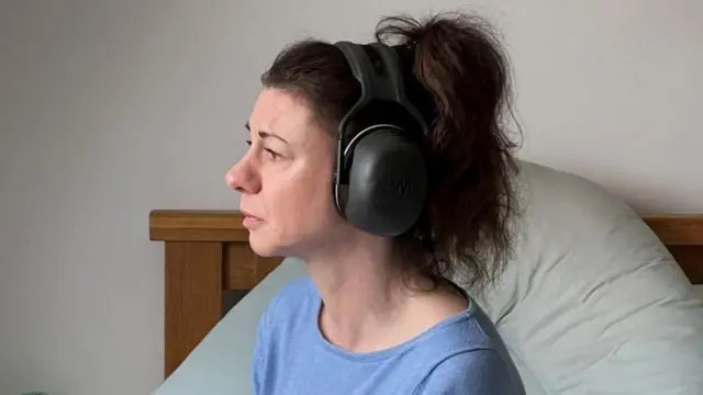 Karen avec un casque