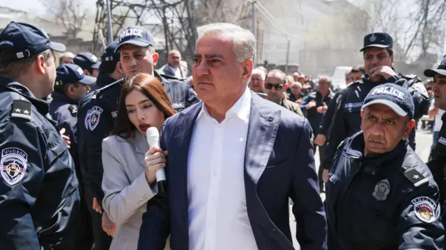 Камакка алынгандан бир жыл өткөндөн кийин Карапетян эң белгилүү оппозиционерге айланды