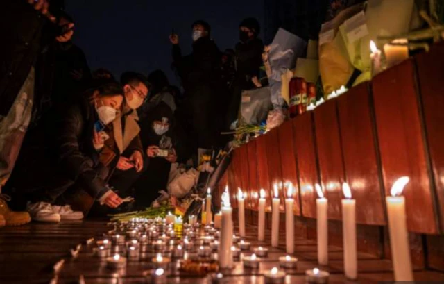 ਅੱਗ ਹਾਦਸੇ ਵਿੱਚ ਮਾਰੇ ਗਏ ਲੋਕਾਂ ਨੂੰ ਸ਼ਰਧਾਂਜਲੀ ਦਿੰਦੇ ਲੋਕ