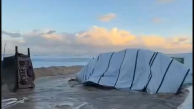صورة من مقطع فيديو لمياه البحر وهي تدمر خيام النازحين في غزة