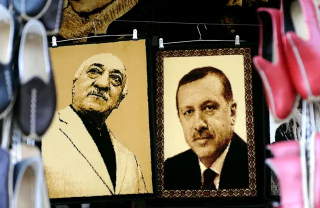 17 Ocak 2014 tarihinde, Gaziantep'teki bir hediyelik eşya dükkanında satılan, Fethullah Gülen ve Recep Tayyip Erdoğan nakışlı halılar