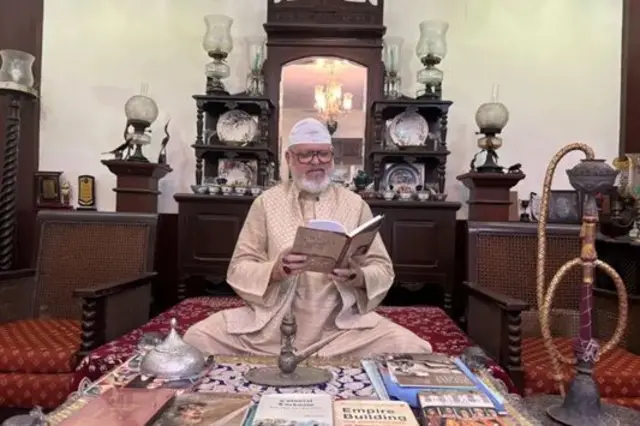 نواب مسعود عبداللہ اپنے دولت کدے پر