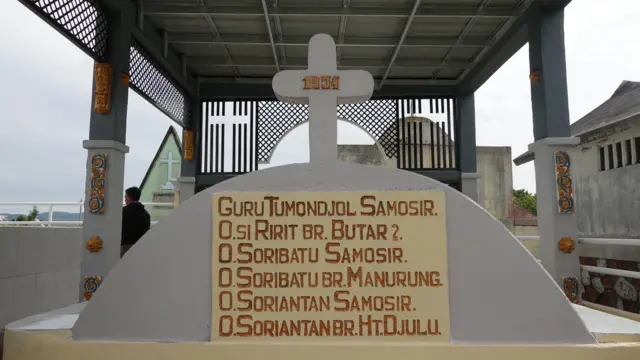 Tugu pemakaman keluarga Batak Toba.