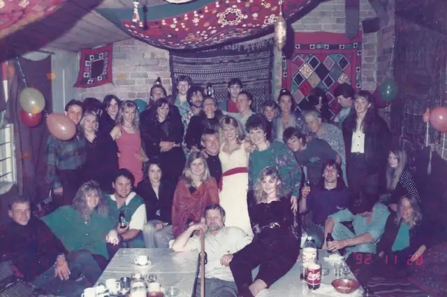 د ۹۰ لسیزې په لومړیو کې افغان ګالري کې د مېلمنو عکس ښیي چې رسټورانټ د لویو غونډو لپاره څومره مشهور و.