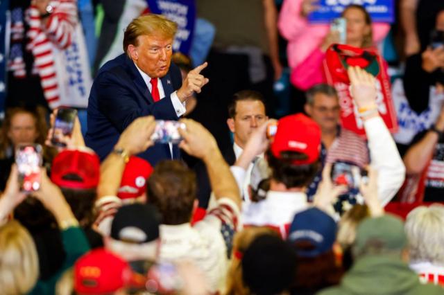 El ex presidente de Estados Unidos y aspirante a la presidencia de 2024, Donald Trump, hace gestos a sus seguidores en un mitin 