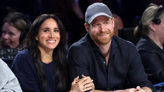 Le prince Harry et Meghan étaient assis l'un à côté de l'autre et souriaient