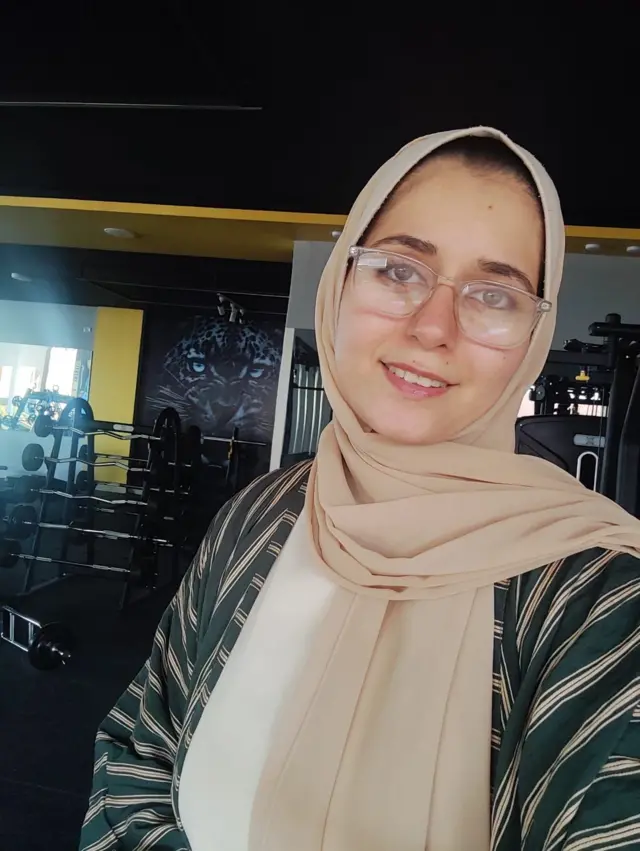 آلاء في صالة رياضية قبل الحرب