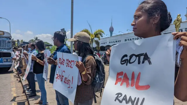 ராஜபக்ஸேவின் புத்தகம், இலங்கை