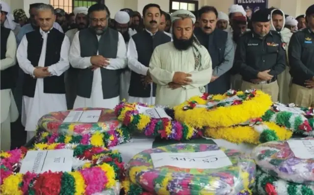 د جمعې پر ورځ په دې پېښه کې د وژل شویو پولیسو جنازه