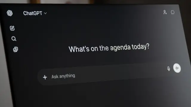 يظهر موقع تشات جي بي تي على شاشة حاسوب في كراكوف، بولندا، بتاريخ 17 فبراير 2026. هذا الروبوت الدردشة المدعوم بالذكاء الاصطناعي، والذي طورته شركة أوبن إيه آي، يستخدم نماذج لغوية ضخمة لمساعدة المستخدمين في إنشاء النصوص وحل المشكلات.