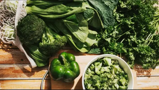 Faytamiin K, oo ka yimaada cuntooyinka sida khudaarta cagaaran iyo cunadda, ayaa lagama maarmaan u ah xinjirowga dhiigga.
