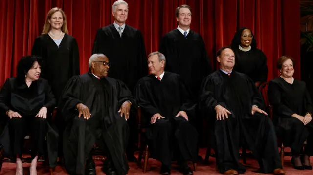 Juízes da Suprema Corte dos EUA posando para foto