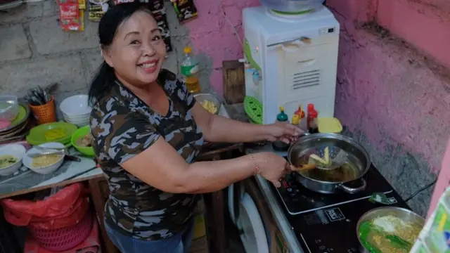 Pelaku UMKM menggunakan kompor induksi yang diberikan PT PLN.