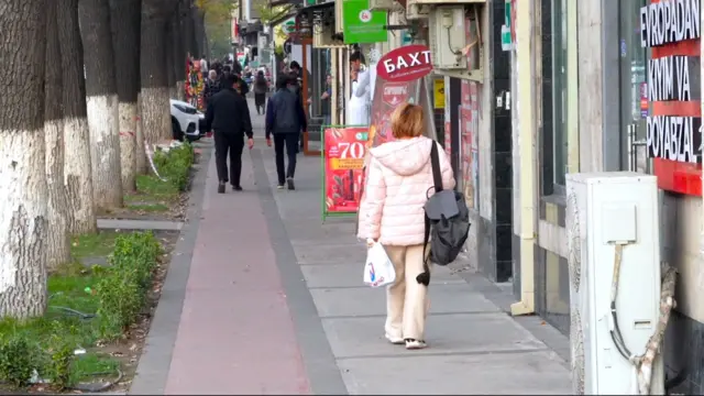 U qolini ushlab, siydiradi. Rus badiiy pornografik filmlar