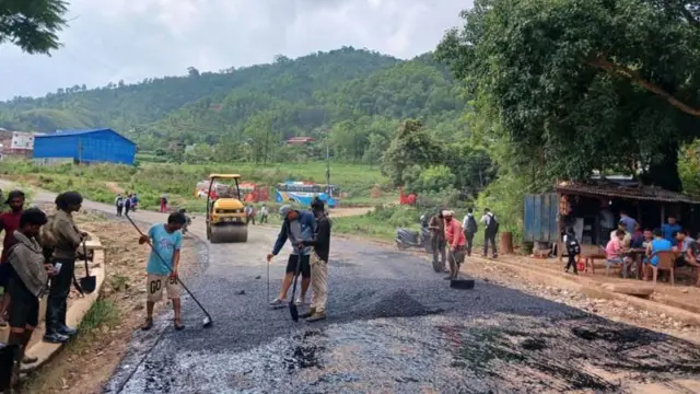 बाटो कालोपत्रे गरिँदै