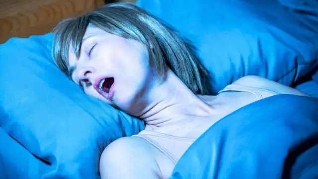 મોઢું ખુલ્લું રાખીને ઊંઘવું, બીમારી, નાક કાન ગળાની બીમારી, માણસ નસકોરાં કેમ બોલાવે છે, ઊંઘતી વખતે કેમ અવાજ આવે.